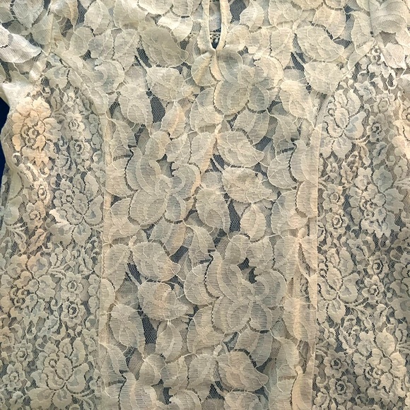 Gorgeous lace top with embellished accent - Picture 3 of 3
